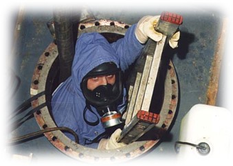 STS Mitarbeiter beim Einstieg in einen Tank